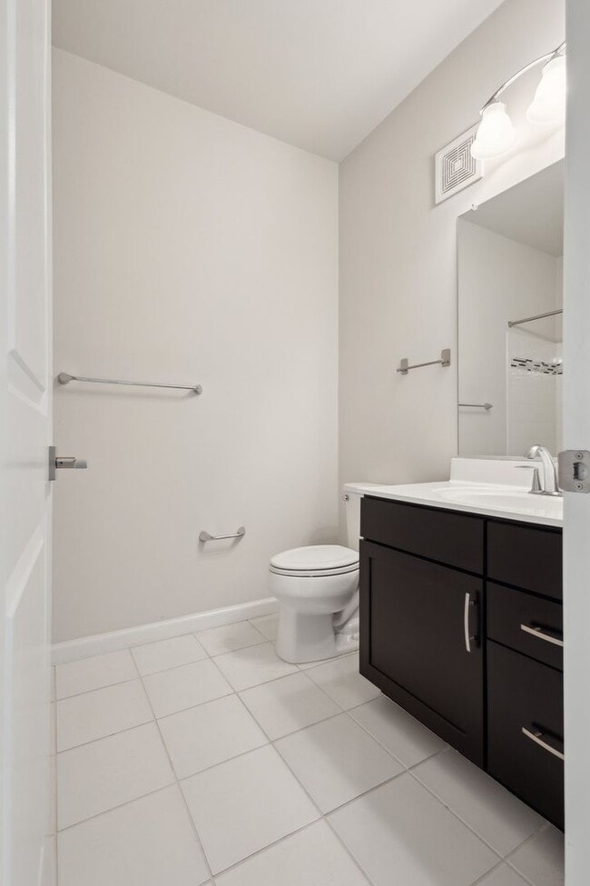 Building Photo - Beautiful end-unit condo townhome located ...