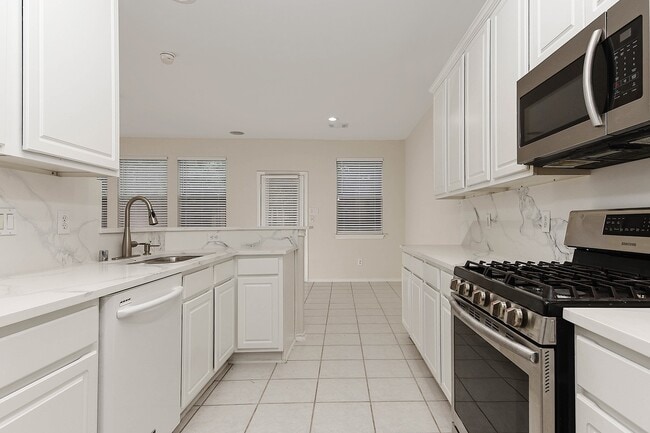 Building Photo - 102 Blue Creek Pl