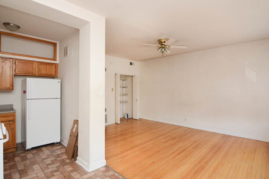 Building Photo - 2249 W Wilson Ave
