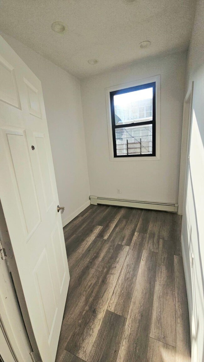 Building Photo - 1210 12th St