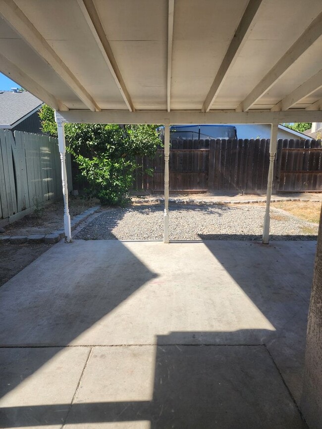 Building Photo - 3 Bedroom 2 Bath in HOA Community with Com...