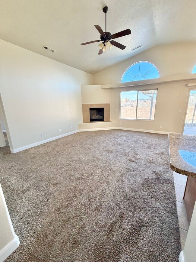 Building Photo - Charming 3 Bed 2 Bath + DEN/OFFICE Area!