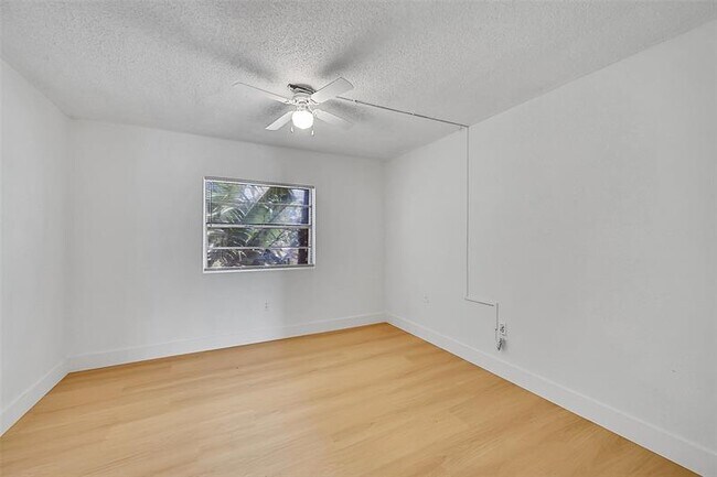 Building Photo - 4122 SW 61st Ave