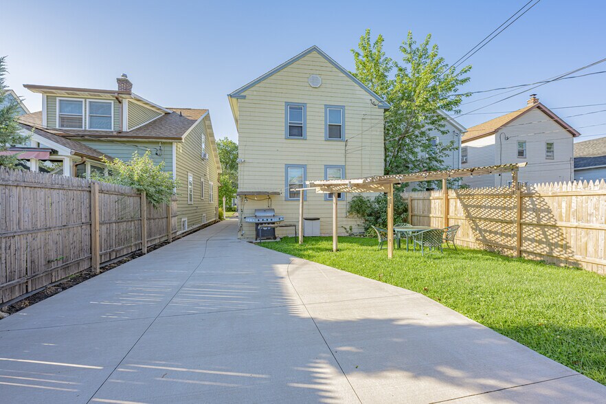 Building Photo - 118 Nassau Ave