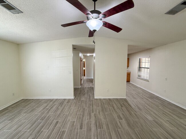 Building Photo - 1035 Peakview Dr