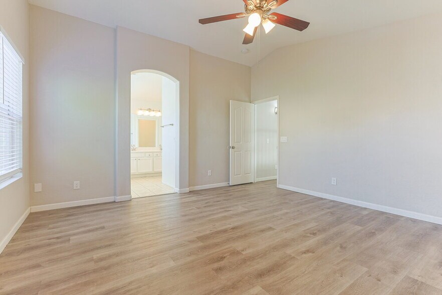 Building Photo - 3719 E Inverness Ave