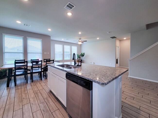 Building Photo - Beautifully updated 5-bedroom, 3.5-bath home located on a quiet cul-de-sac in a desirable Houston...