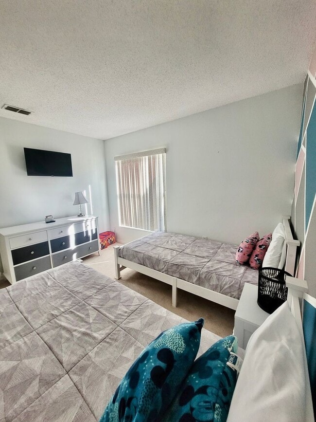 Building Photo - Fully furnished 3 bed 2 bath in beautiful Davenport