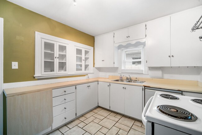 Building Photo - Spacious 2-Bedroom Home with Front Porch, ...