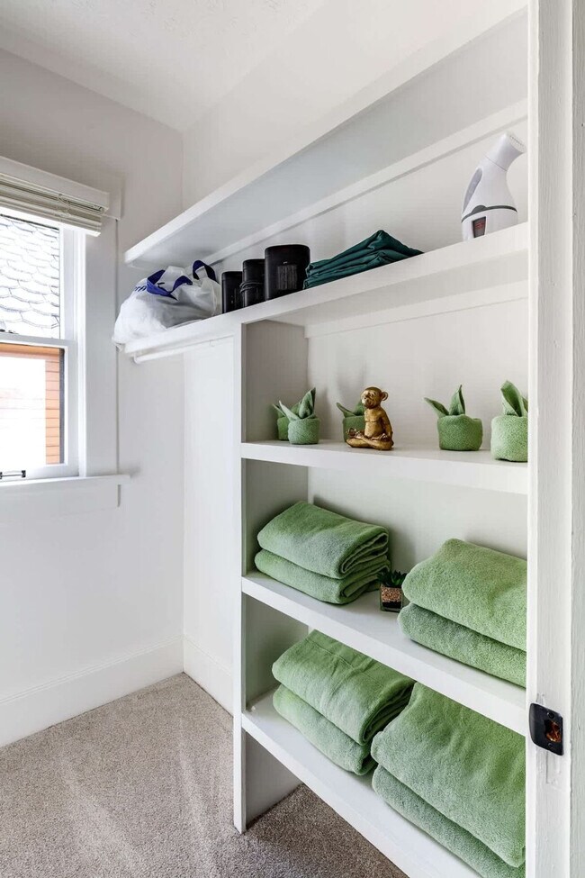 Building Photo - 313 W 4th Ave