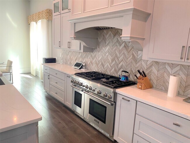 Building Photo - 4642 Devon St