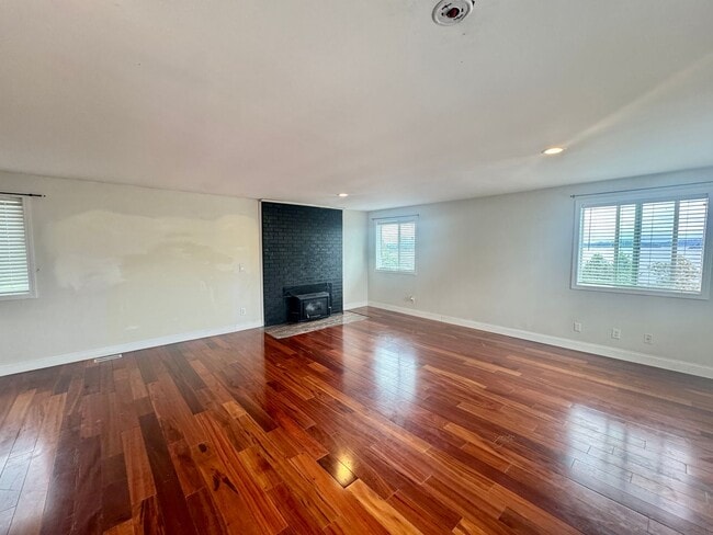 Building Photo - Must See Home!!