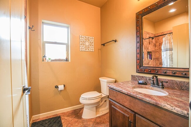 Building Photo - Beautiful 4 Bed 2 Bath - Dogs Allowed!