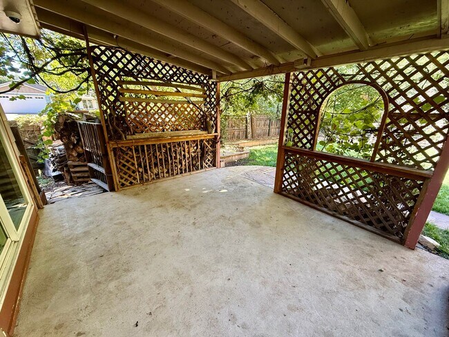 Building Photo - 2136 Springfield Ct