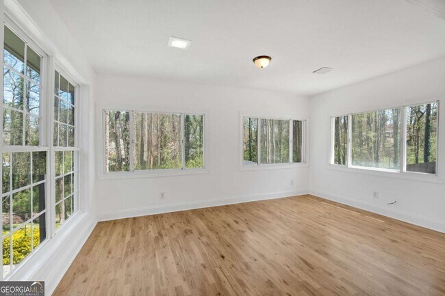 Building Photo - 3819 Dora Dr SE