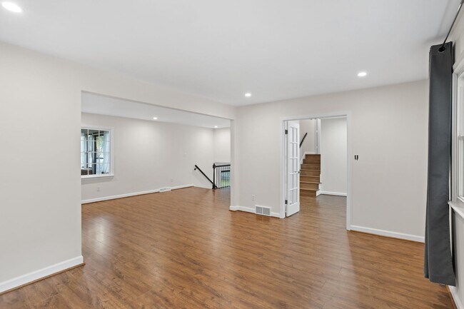 Building Photo - Spacious 4-Bedroom Home with Fenced Yard in Hampton Woods