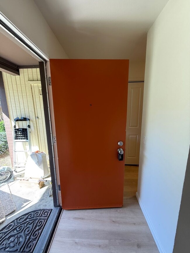 Building Photo - 2 BEDROOM TOWNHOUSE