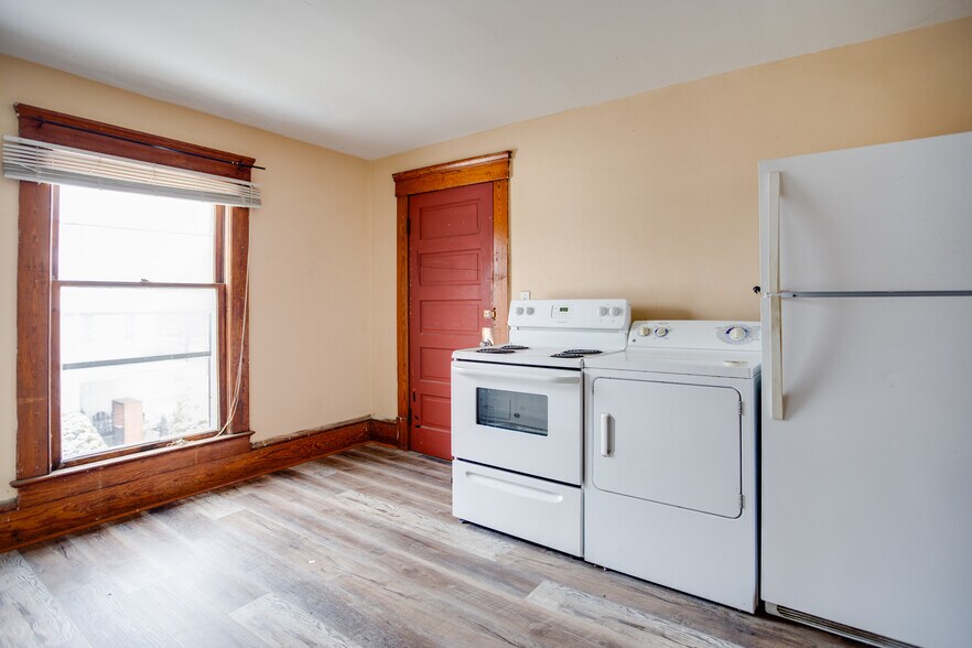 Building Photo - 33 W Main St