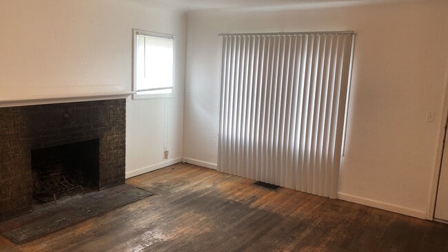 Building Photo - 813 NE A St