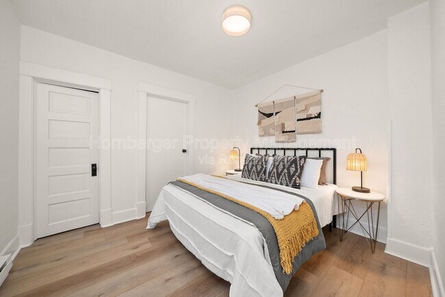 Building Photo - 627 E Wellesley Ave