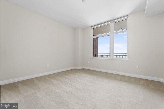 Building Photo - 8220 Crestwood Heights Dr