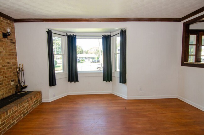 Building Photo - Precious Bungalow Home Rental in Norfolk!