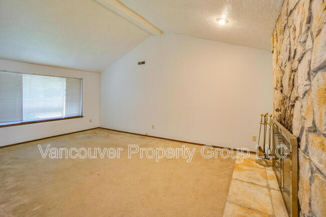 Building Photo - 7003 NW Dogwood Dr