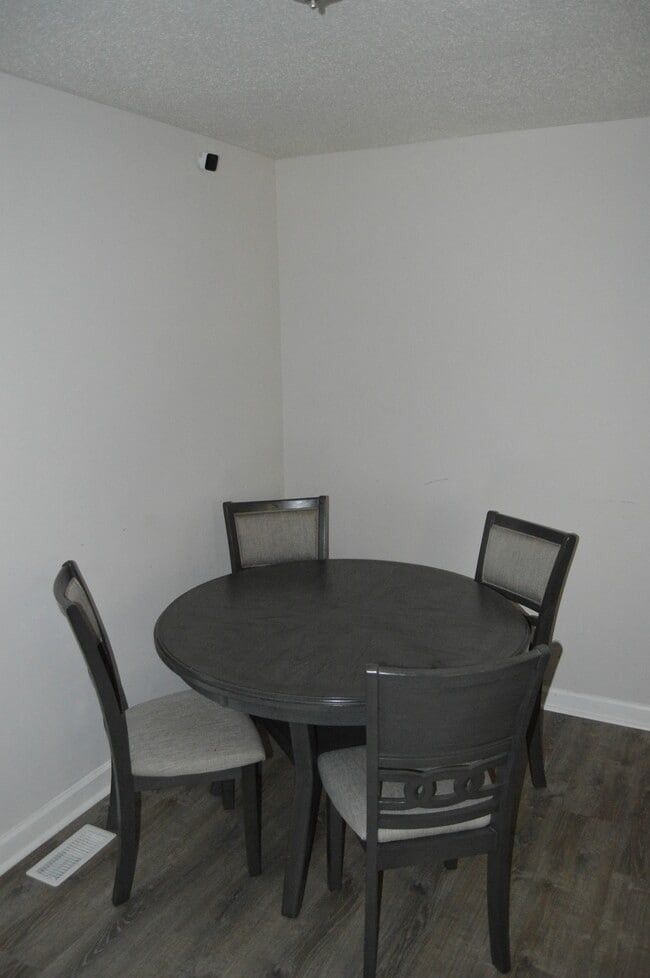 Building Photo - 860 Opal St