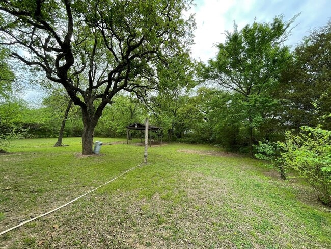 Building Photo - 818 Roff St