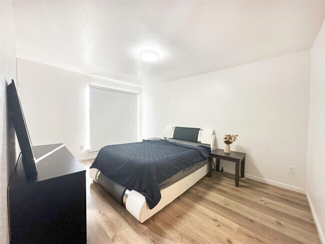 Building Photo - 9350 Country Creek St