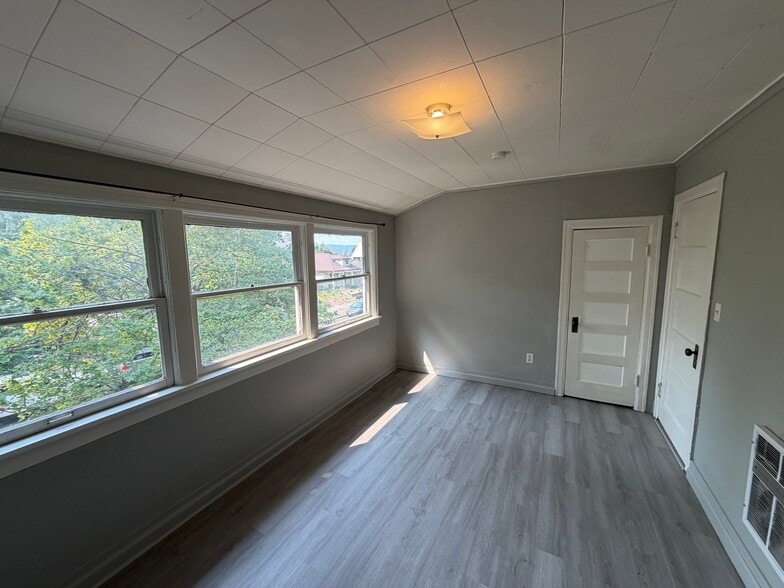 Building Photo - 1102 W Sharp Ave
