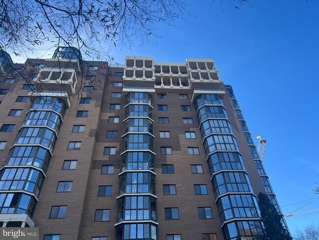 Building Photo - 1600 N Oak St