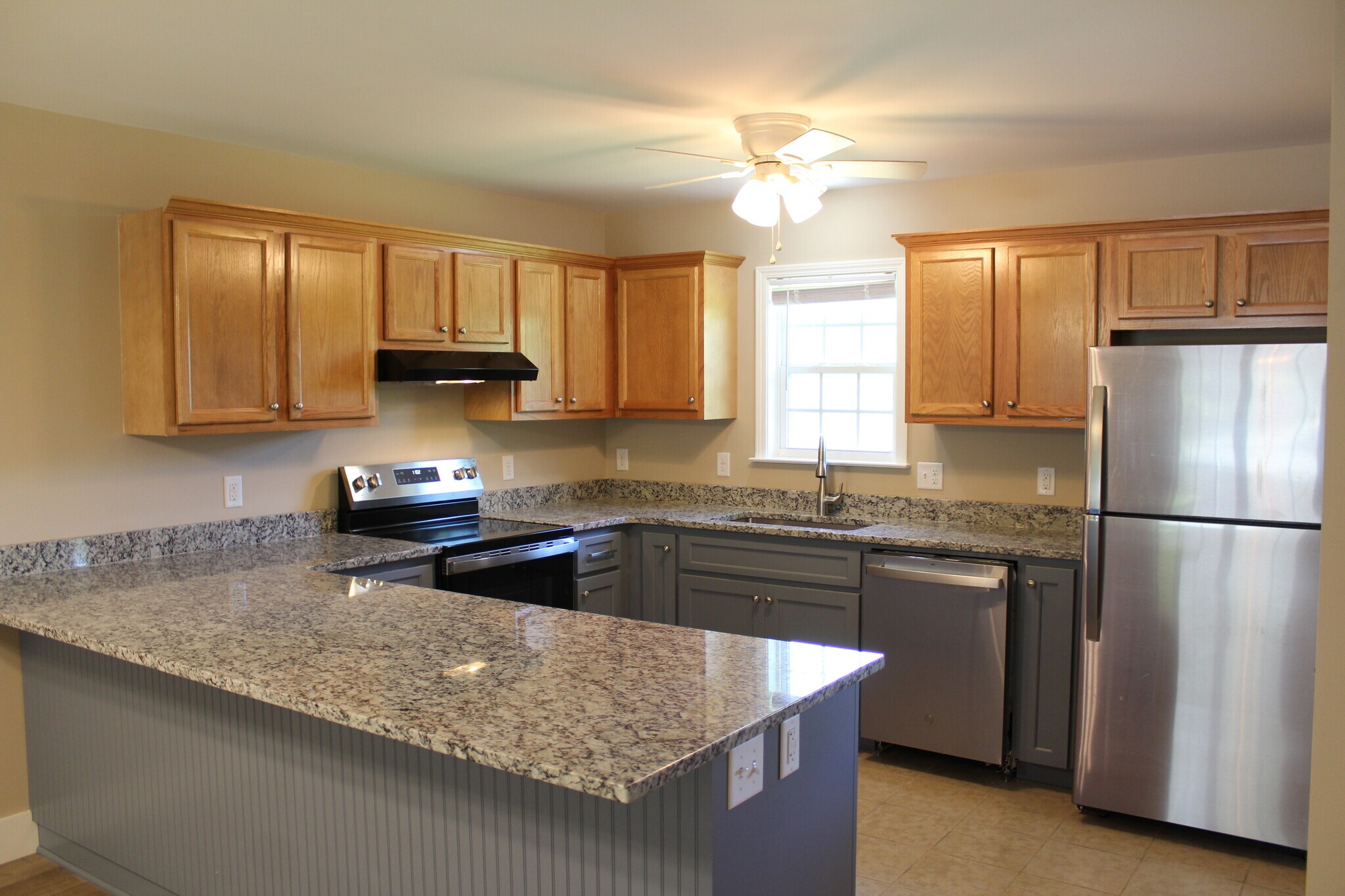 Kitchen w/ Granite Counter Tops - 505 Clear Creek Rd