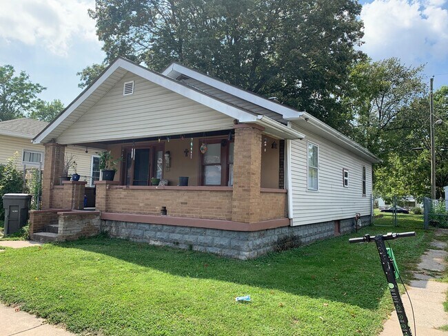 Building Photo - Spacious 2 bedroom 1 bath Home\