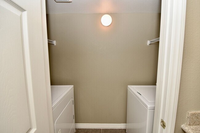 Building Photo - Charming 1 Bedroom Condo close to Durango ...