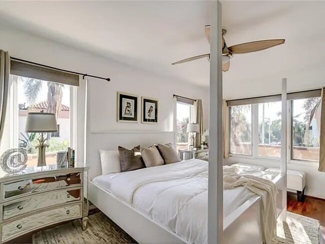 Building Photo - (Ellie:B) 900-902 Havenhurst Drive &amp; 8117 Willoughby Avenue