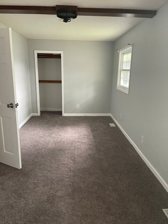 Building Photo - 3 bed 1.5 bath 1500