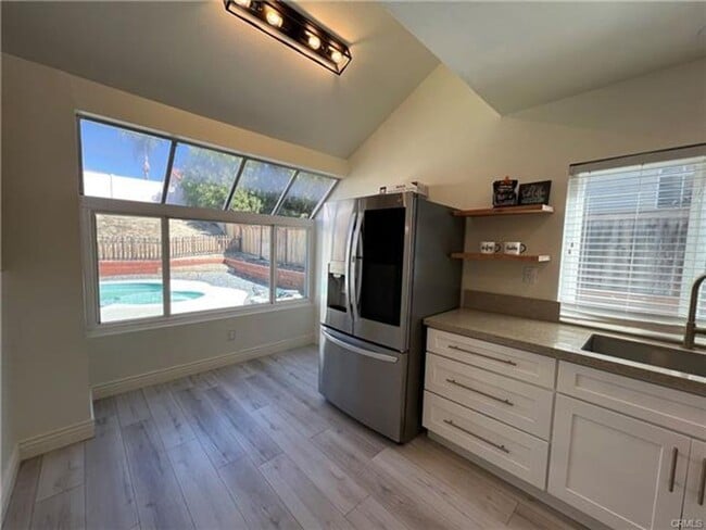 Building Photo - Beautiful Single-Story Pool Home in the He...