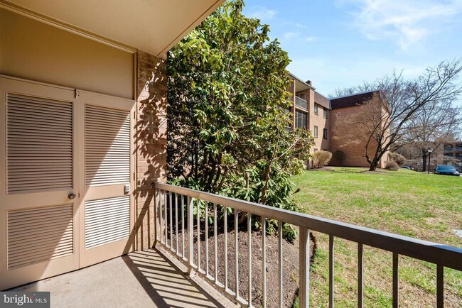 Building Photo - 1640 Oakwood Dr