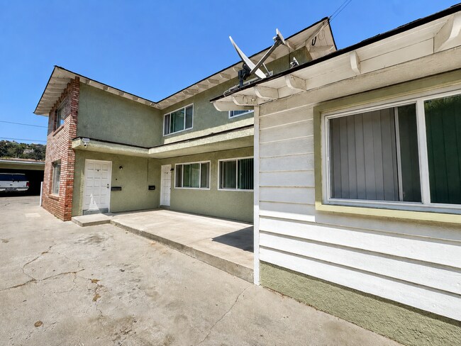 Building Photo - 211 E Santa Paula St