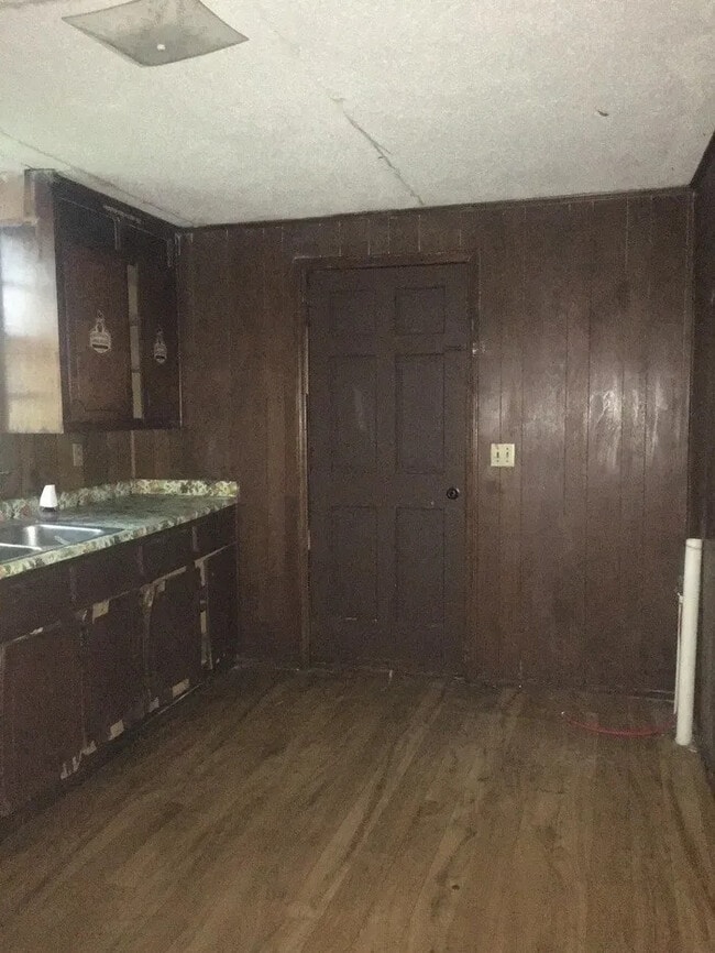 Building Photo - 2 Bedroom 1 Bathroom