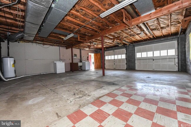 Building Photo - 2nd Floor Apartment over 2-car Garage