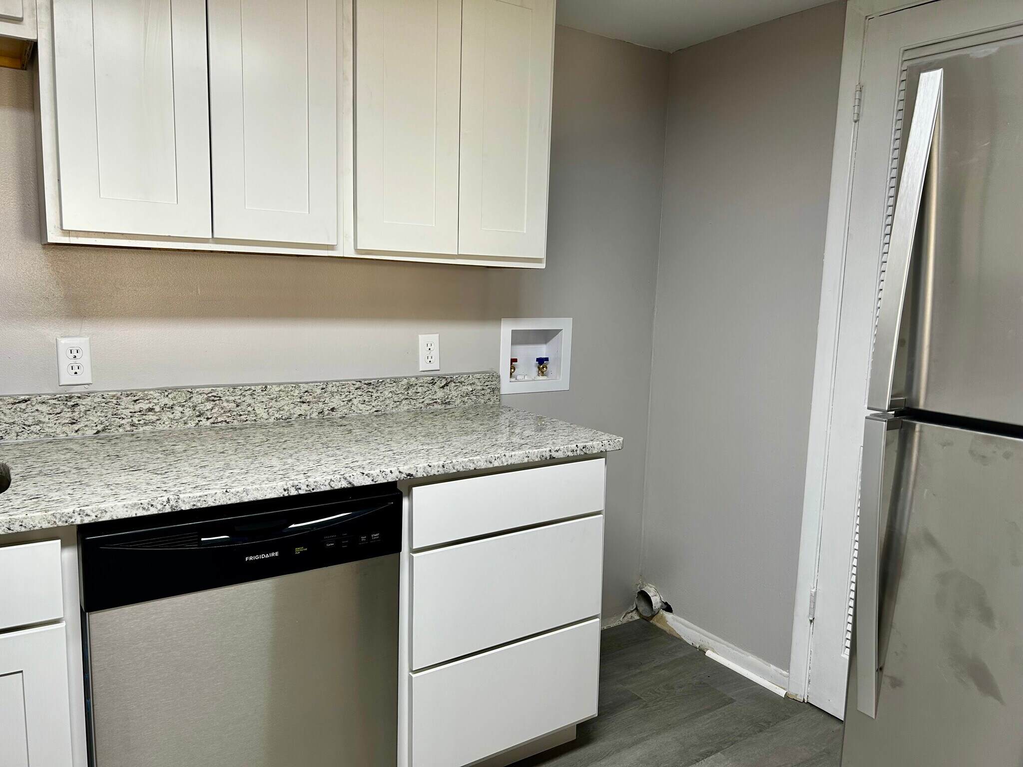 Building Photo - 305 Greenbriar St