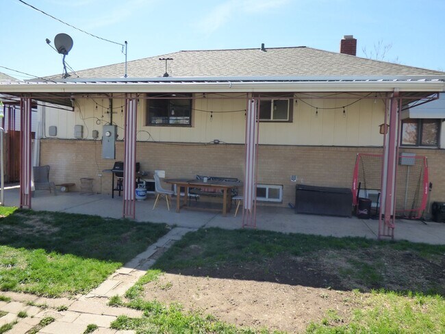 Building Photo - $0 DEPOSIT OPTION! Beautifully Upgraded 3-...