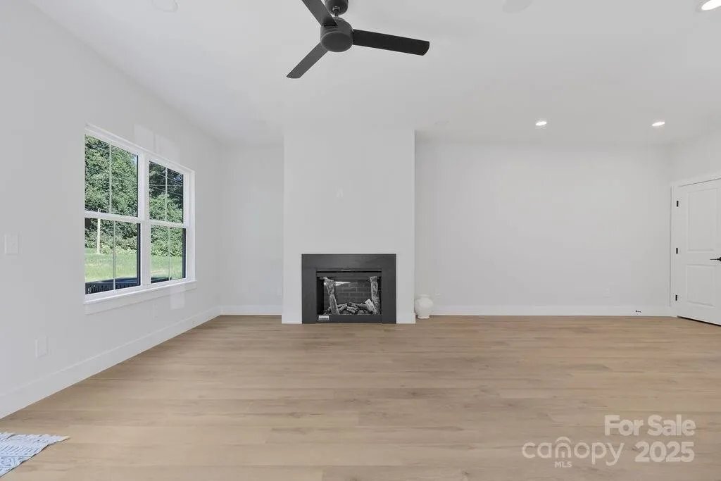 Building Photo - 3127 Columbus Cir