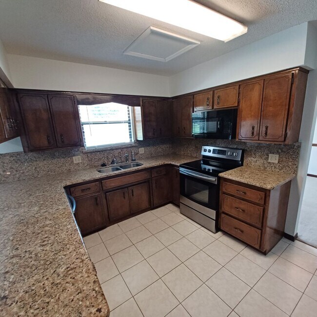 Building Photo - 2295 Foxwood Dr