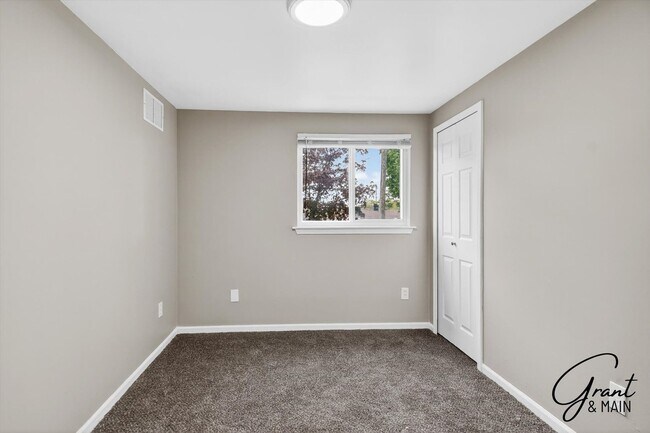 Building Photo - $1500 3 bedrooms