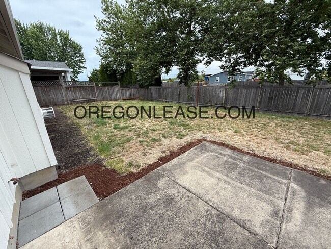 Building Photo - West Eugene 3 bedroom 2 bath home