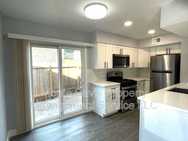 Building Photo - 2504 Manor Cir