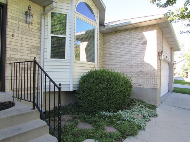 Building Photo - 1879 Town Meadows Ct
